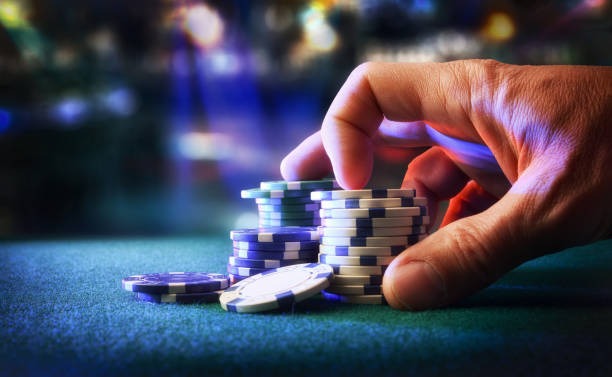 Baccarat table with multilingual dealer on shiro888
